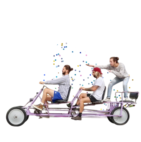 Équipe collaborative pédalant ensemble sur une rosalie, symbole de la coopération et du team building prônés par l'Agence Rosalie.